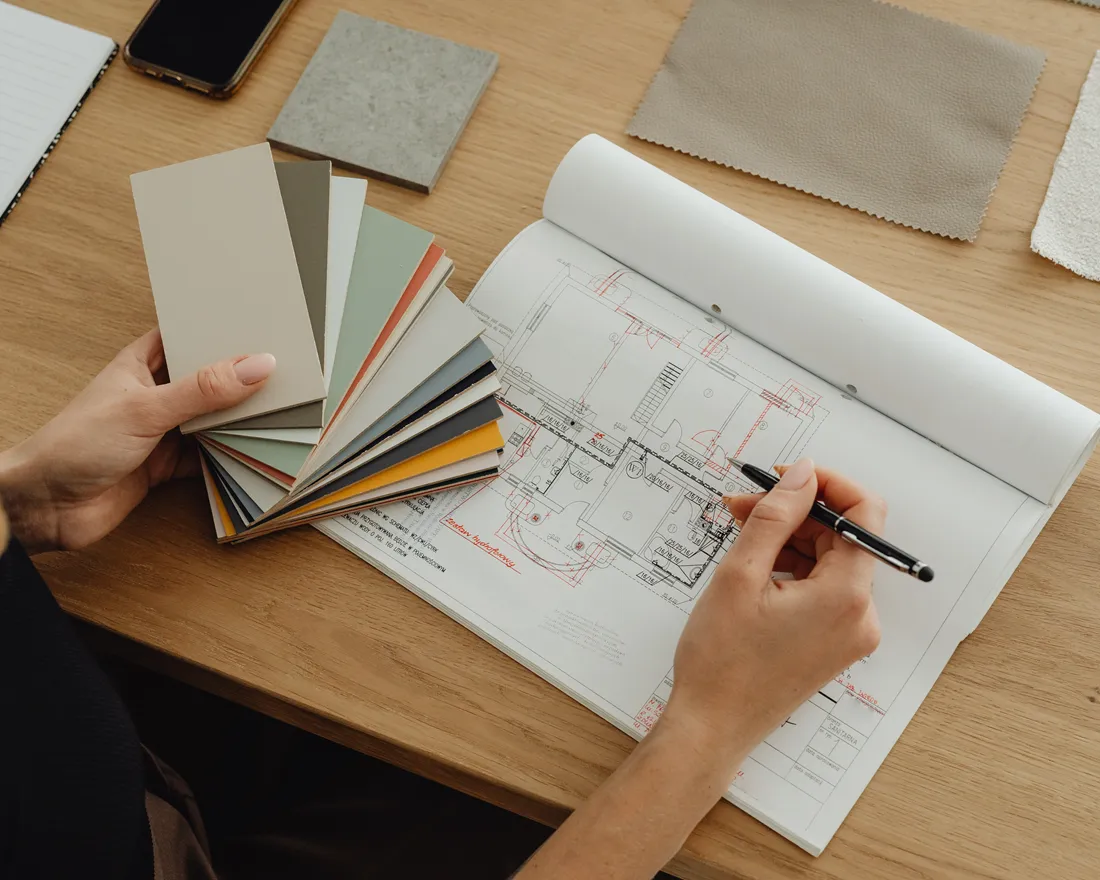 kaboompics_young-architect-woman-portrait-in-her-studio-27995 (1)